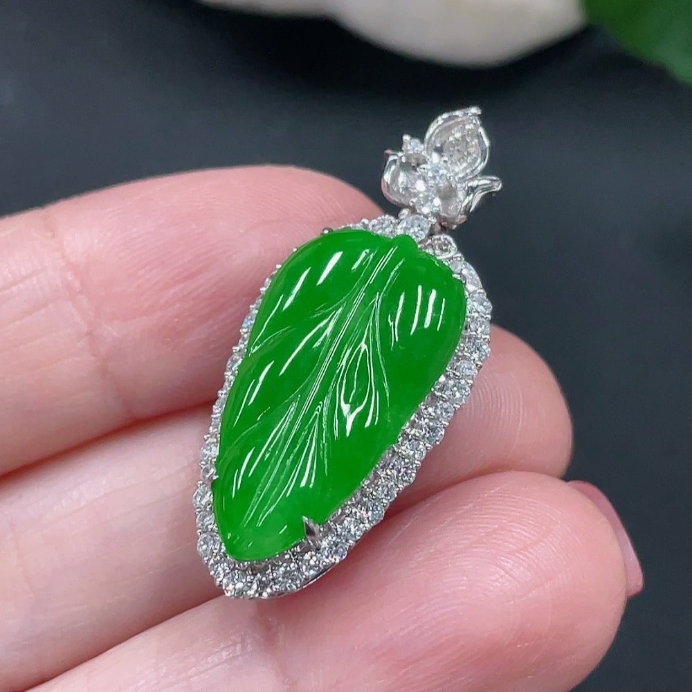 Jadeite Leaf Inlaid Pendant 18K Gold Setting Total Weight Approx. 6.11g
