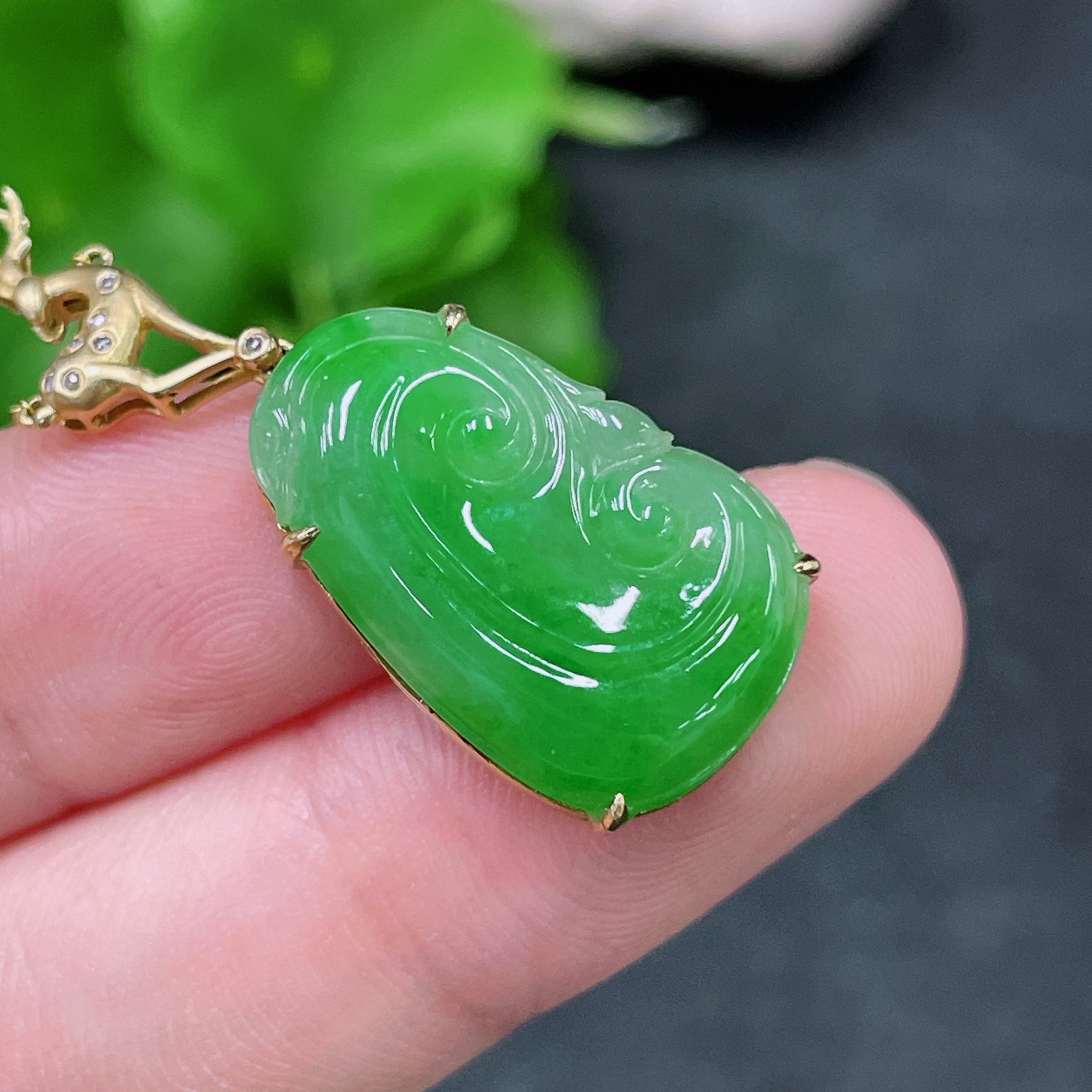 Jadeite Inlaid with 18K Gold and Diamonds, Total Weight Including Chain Approx. 4.81g