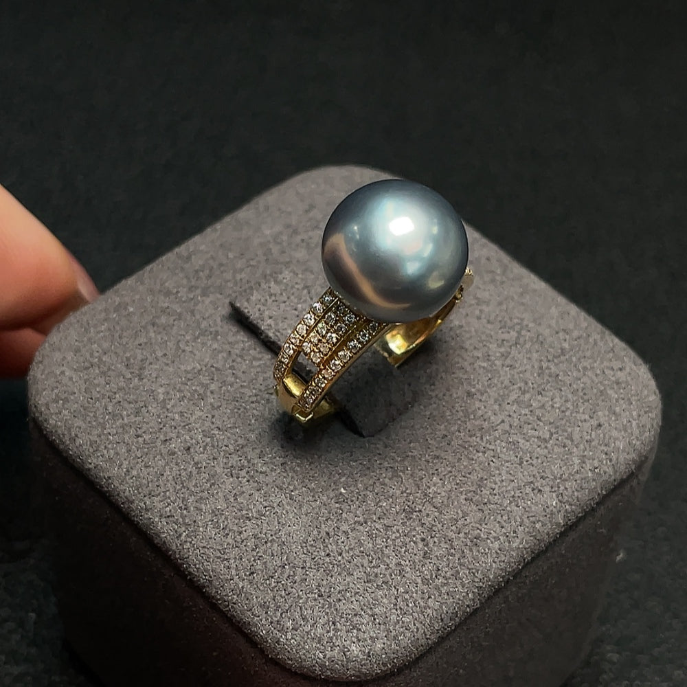 18K gold sea water pearl ring, color origin undetermined, set with diamonds, size 13, total weight approx. 5.50g, pearl approx. 11.1mm