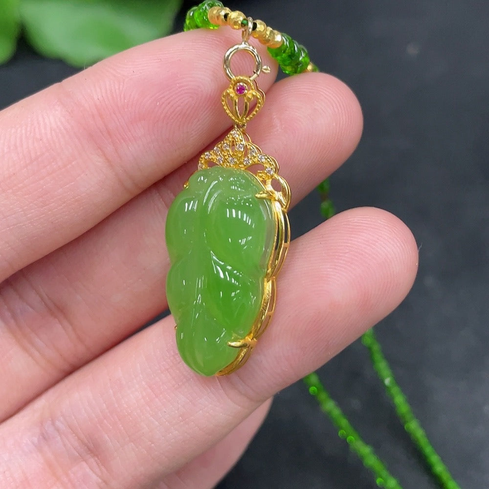 Hetian Jade Jasper Inlaid Pendant Leaf with Non-Hetian Jade Beads Non-Diamond Marked in Red Non-Gold Color Part Uncertain Rest 18k Gold Total Weight Approx. (Including Chain) 6.7g