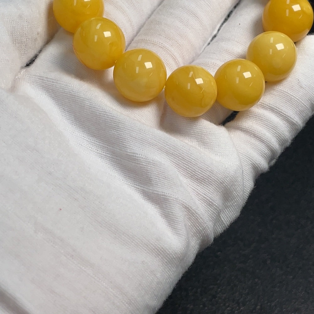 Amber and beeswax bracelet, partial repair visible, total weight approx. 27.3g, size approx. 15.2mm