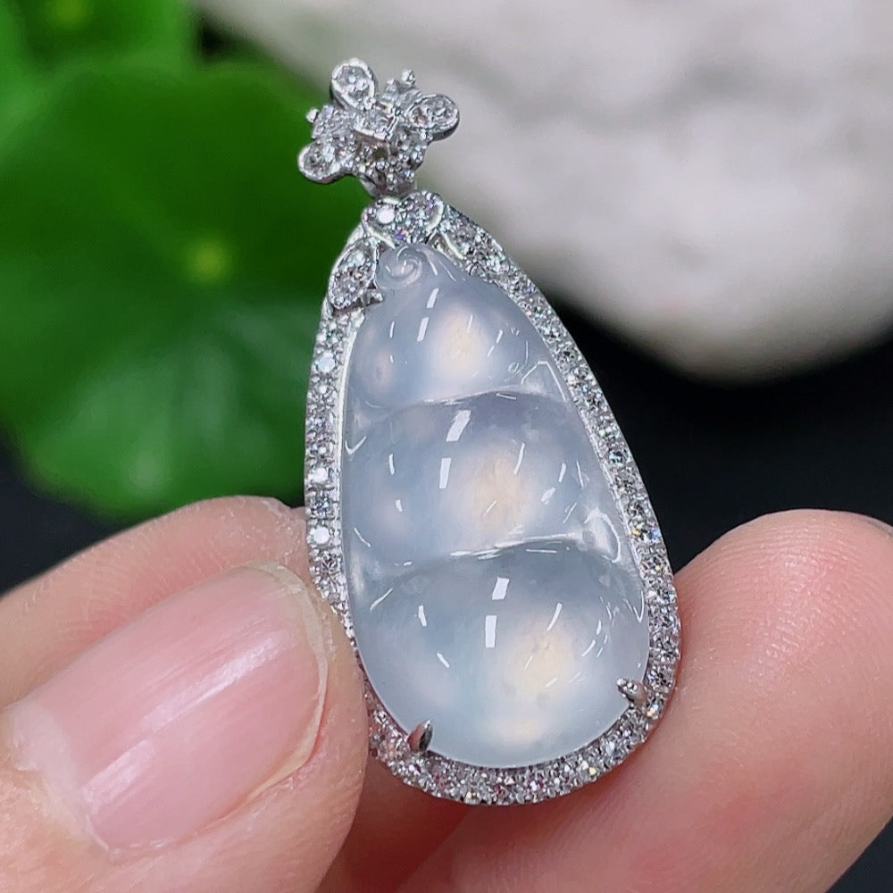 Jadeite Lucky Bean Pendant with 18K Gold and Diamond Accents, Total Weight Approximately 2.94g