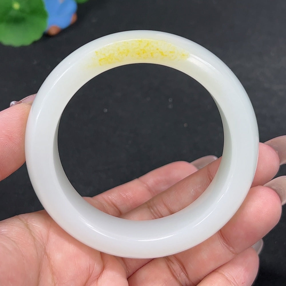 HKHQ Hetian Jade round bracelet, size 55, approximately 84.4g, natural jade with undetermined skin color in a close-up image.