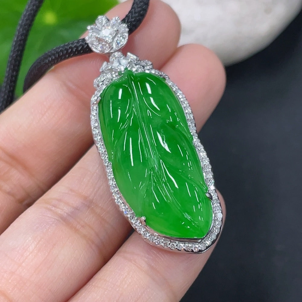 Jadeite inlaid leaf pendant, pendant 18k, the rest non-gold, diamond accents only on the main body (main body non-diamond quantity large 2 pieces small 2 pieces) total weight approx. including rope 15.6g