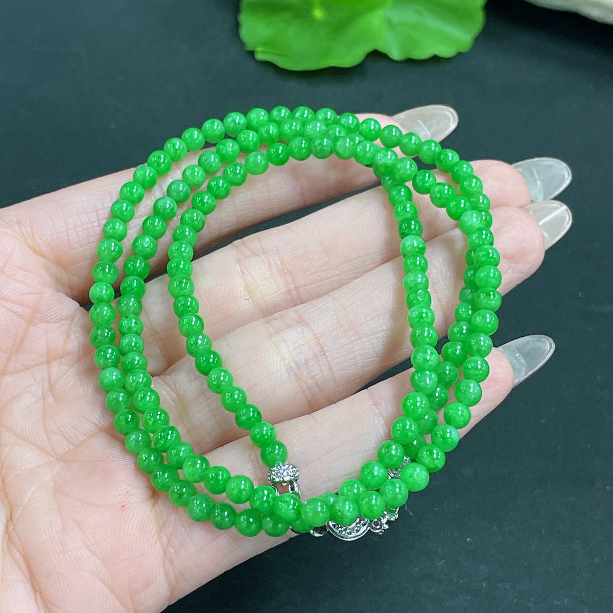 HKHQ jadeite bead necklace with 4mm green jade beads, non-gold, total weight 16.74g, natural and smooth design.