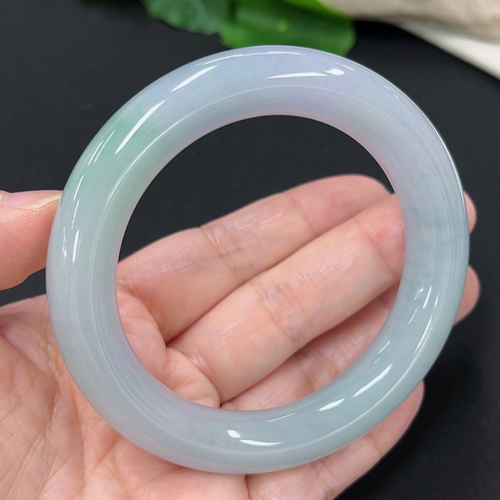 HKHQ jadeite round bangle, size 55.2, weighing 73.56g, showcasing smooth, polished green jadeite jewelry on a white background.