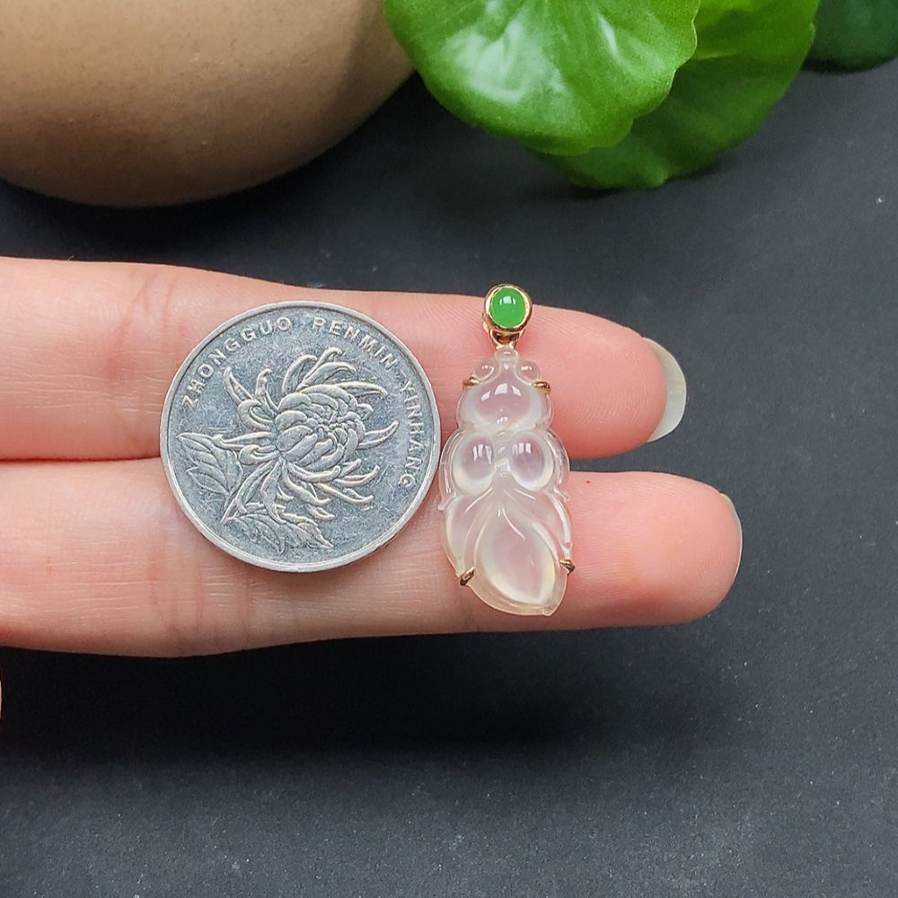 Jadeite inlaid bee pendant necklace in 18K gold with intricate design, crafted by HKHQ.