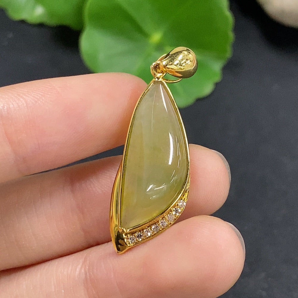 Jadeite pendant with 18K gold setting and diamond accents, featuring a polished green jade stone, weight approx. 3.5g.