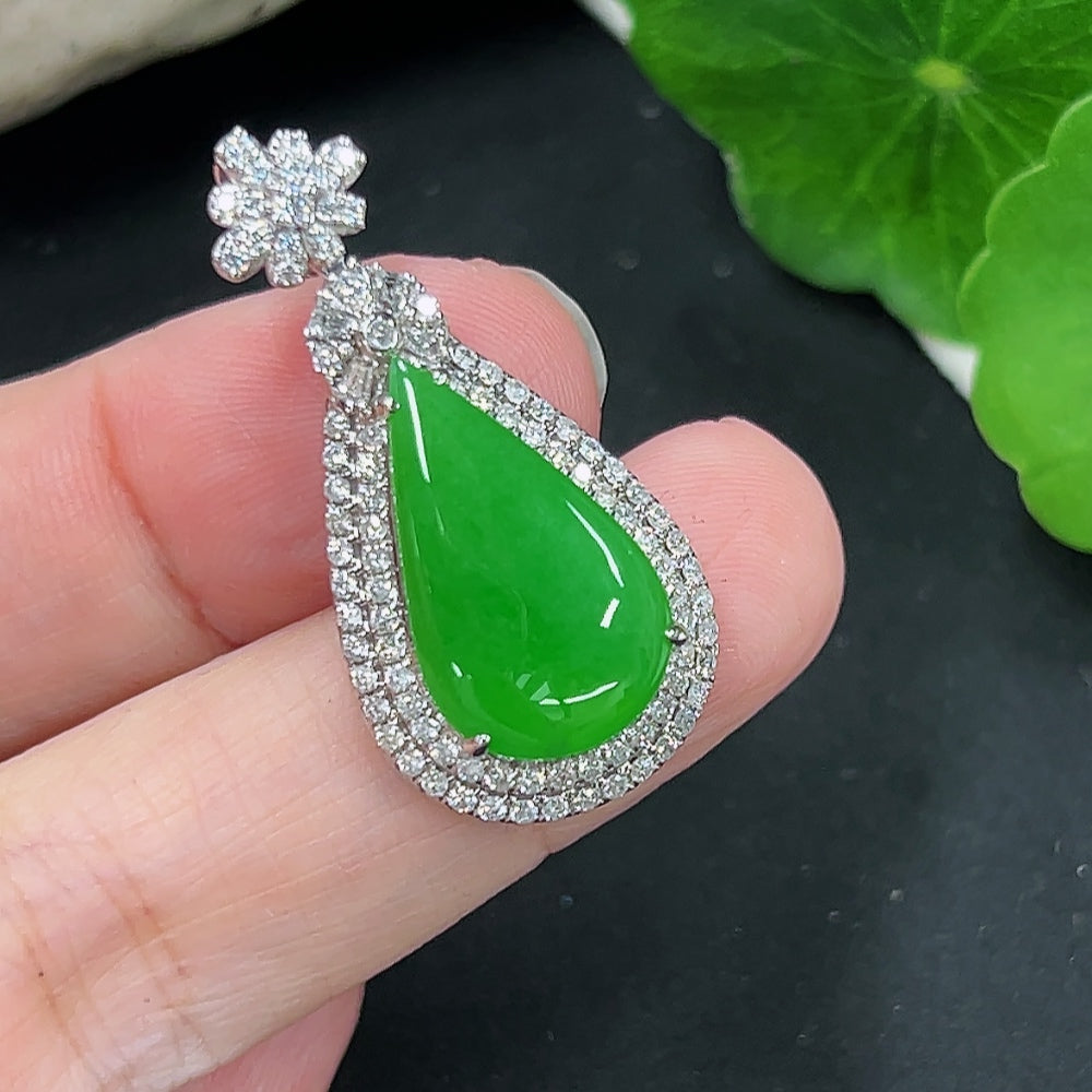 Jadeite inlaid pendant 18K gold Total weight about 6.6g (Diamond inlaid on main part only, buckle without diamond)