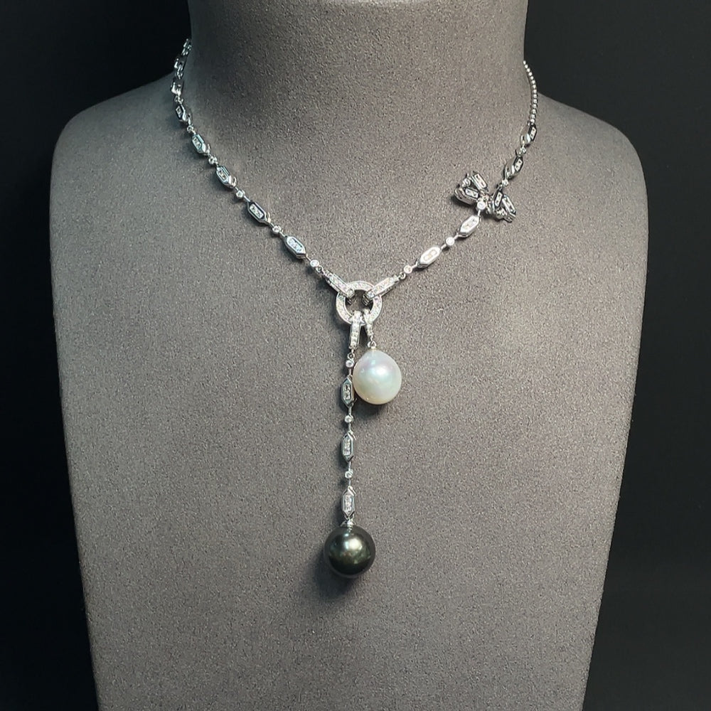 Seawater pearl necklace featuring black and white pearls, approx. 13.1mm and 12.3mm, from HKHQ, total weight 25.85g.