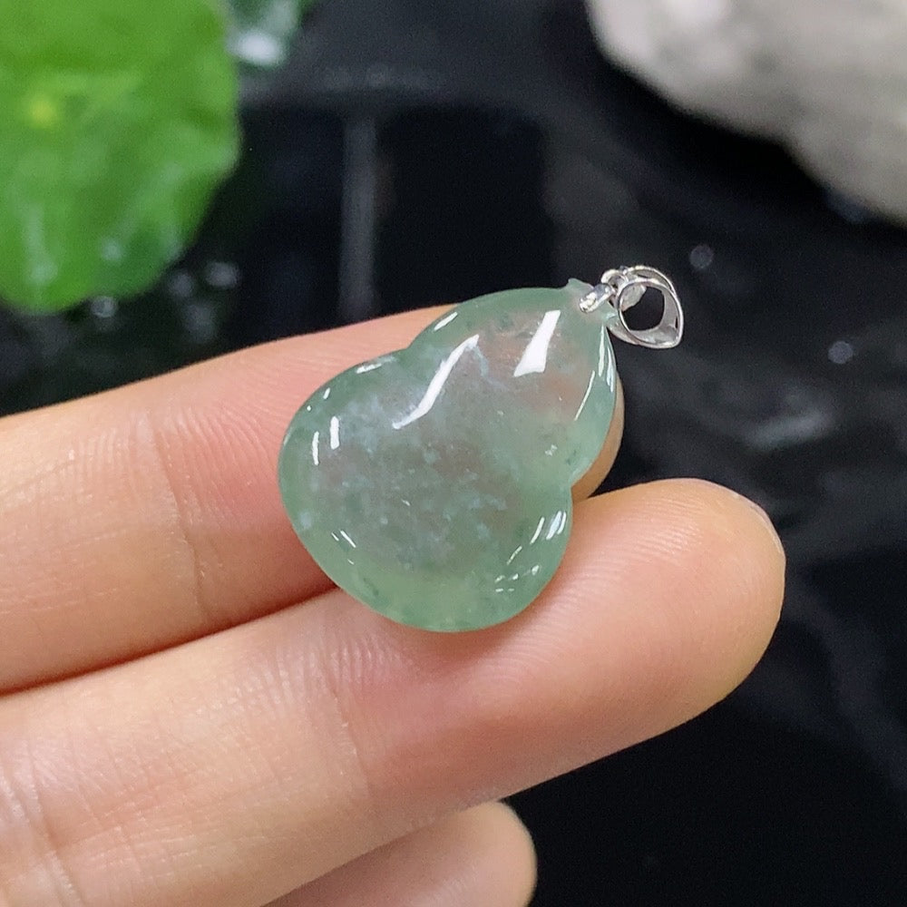 Jadeite Gourd Pendant with 18k Gold Bezel, Total Weight 3.703g