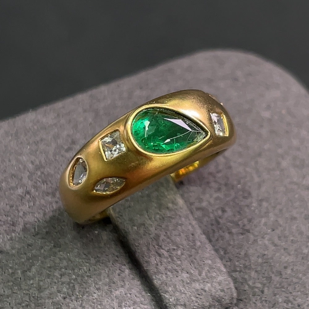 18K gold emerald ring with untested supporting stones, approximately 3.74g, size 5