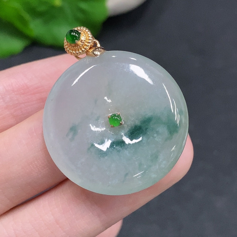 Jadeite Safety Buckle with 18k Gold Clasp, Total Weight Approximately 11.4g
