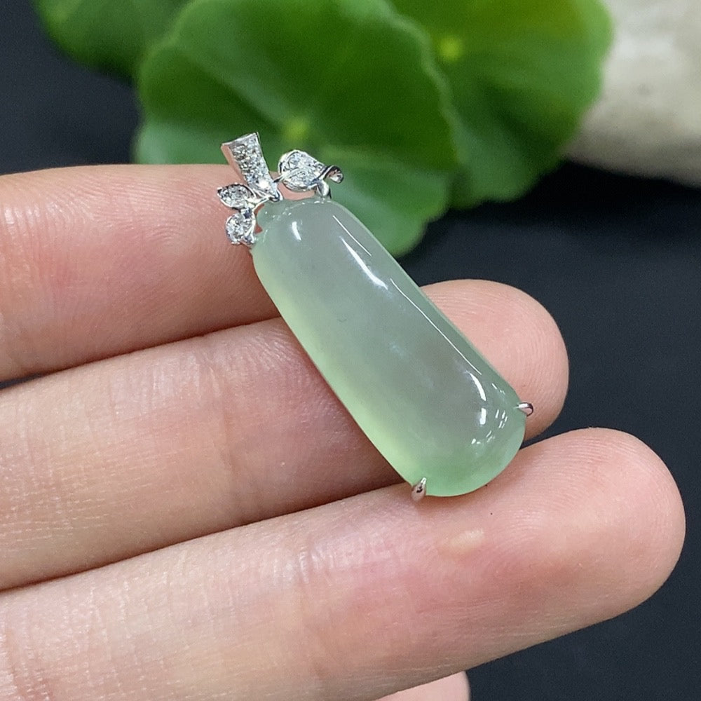 Jadeite Auspicious Gourd Pendant with 18K Gold and Diamond Accents, Total Weight Approximately 3.28g