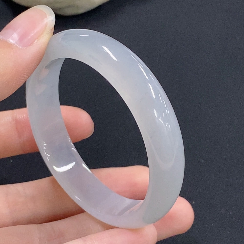 HKHQ Jadeite oval bangle in size 51.6 with a weight of 31.71g, showcasing smooth, polished jadeite jewelry.