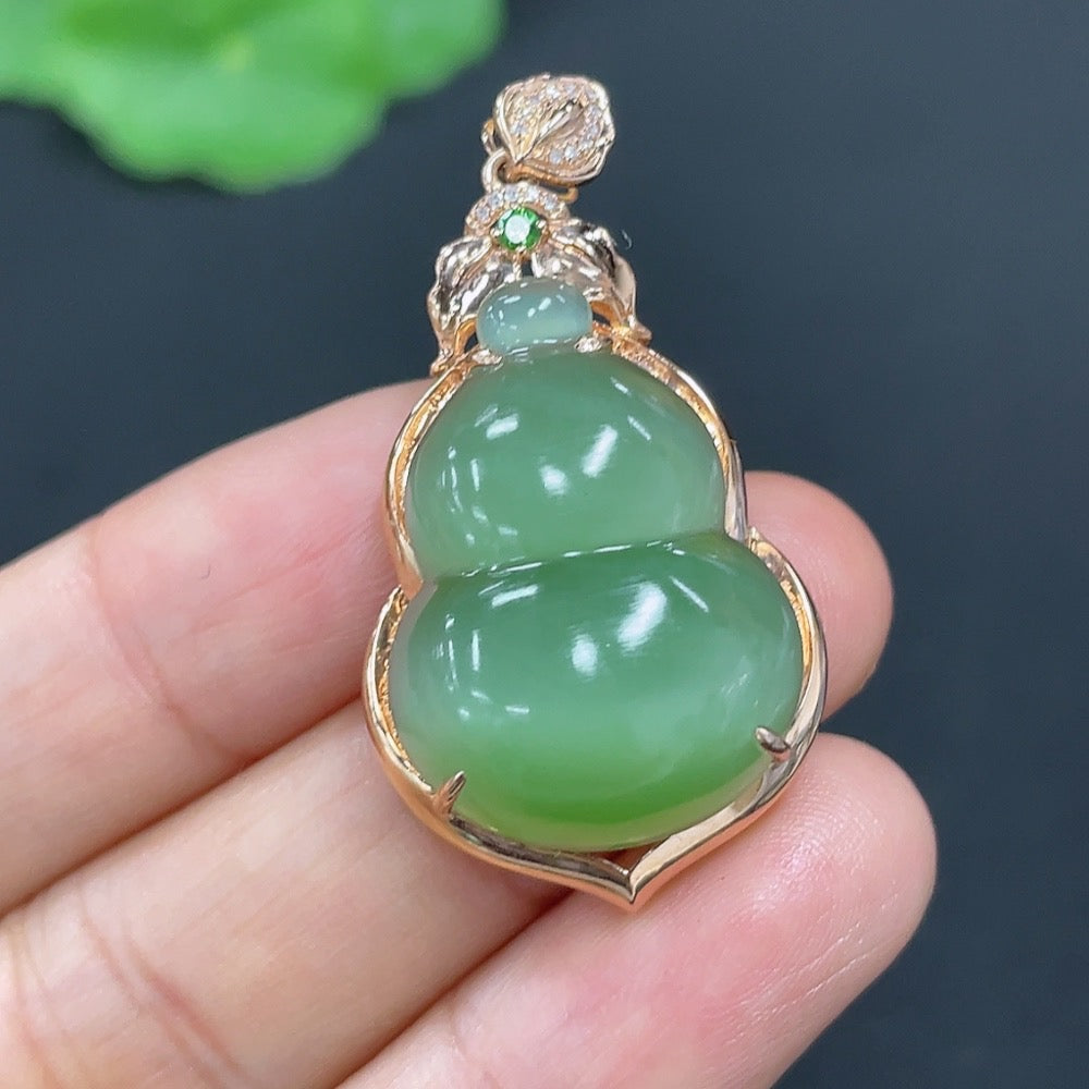 Hetian Jade Jasper Inlaid Pendant Gourd with Diamond and 18K Gold Total Weight Approx. 7.6g