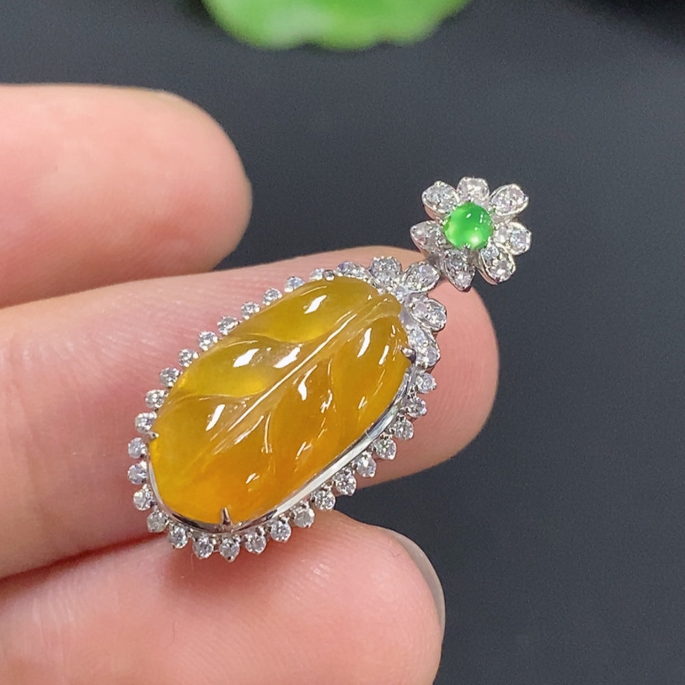 Jadeite Leaf Inlaid Pendant 18K Gold (Non-Diamond)