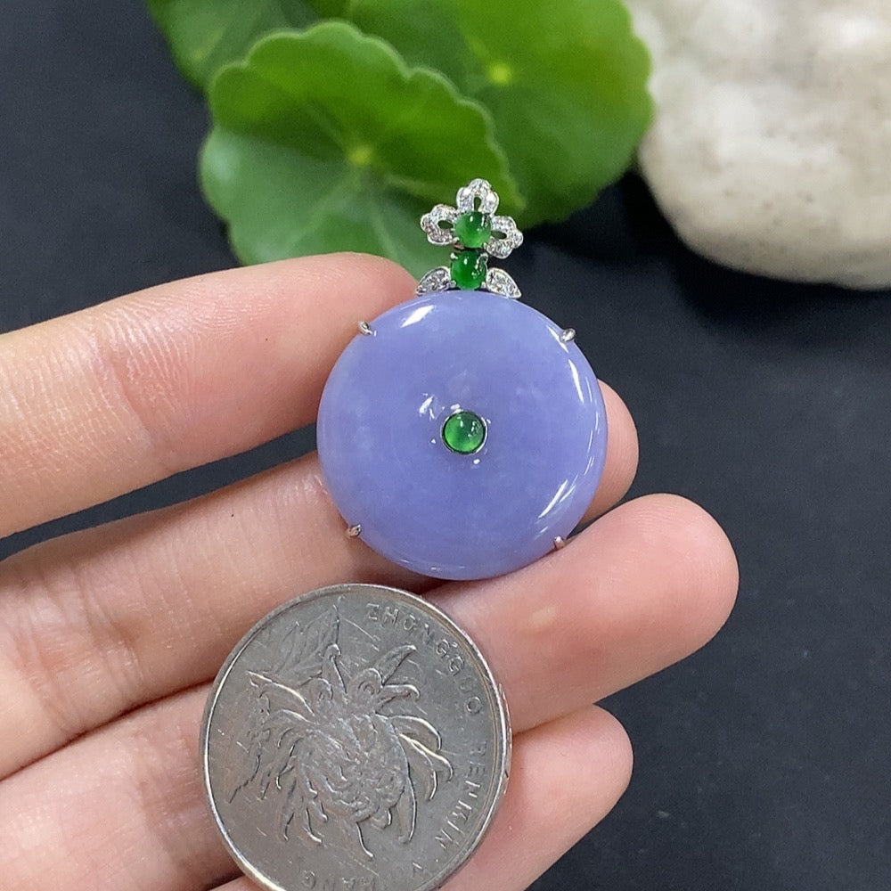 Jadeite Peace Knot Pendant in 18K Gold with Diamond Accents, Total Weight Approx. 5.4g