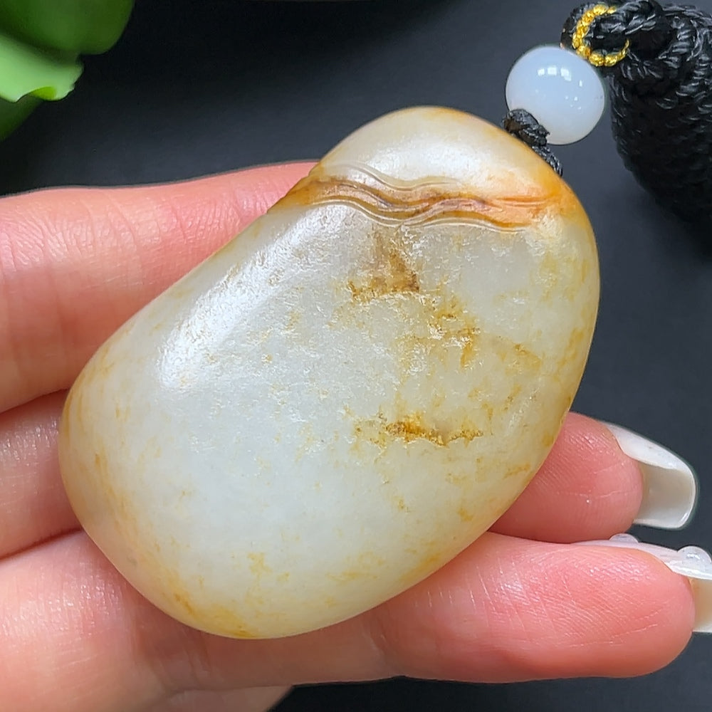Hetian Jade Guanyin Pendant, color origin undetermined, including rope
