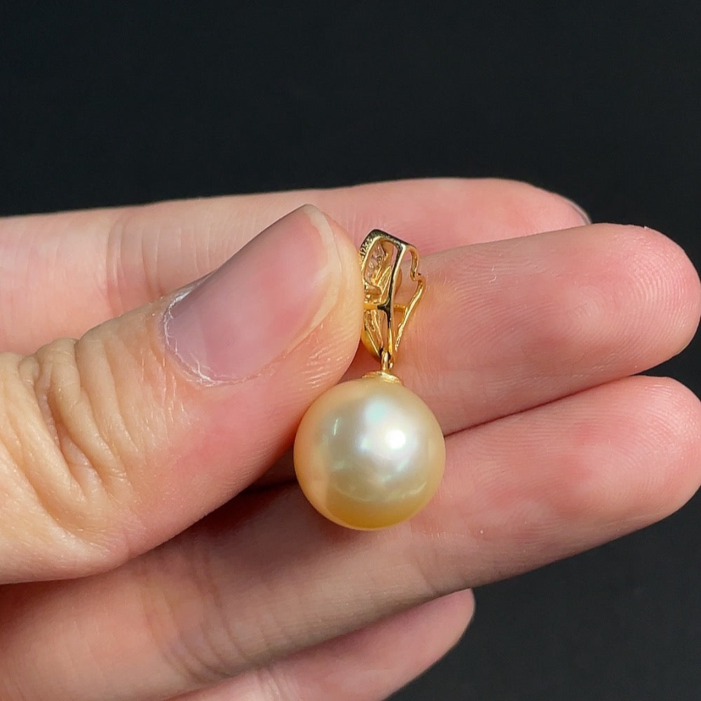 18k seawater pearl pendant with undetermined color origin, accented with diamonds, total weight approximately 3.37g, size about 11.9mm
