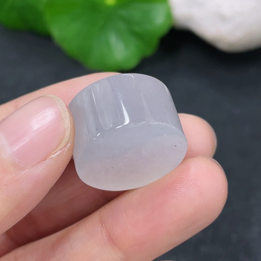 HKHQ jadeite bead jewelry showing two strands of smooth, polished green jadeite beads with a total weight of 9.64g.