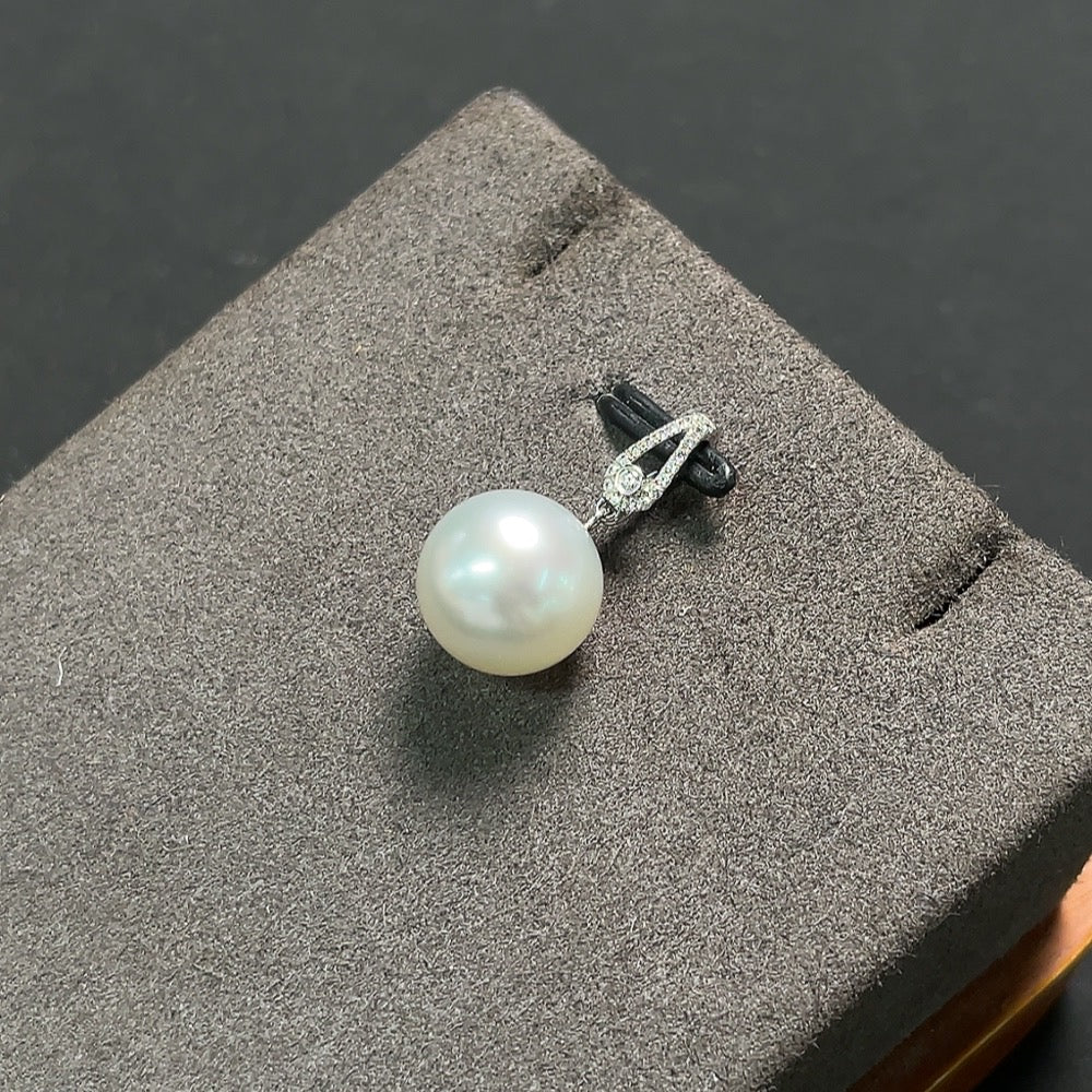 Seawater pearl pendant in 18K gold with non-diamond accents, approximately 10.8mm, weight 2.16g, from HKHQ.