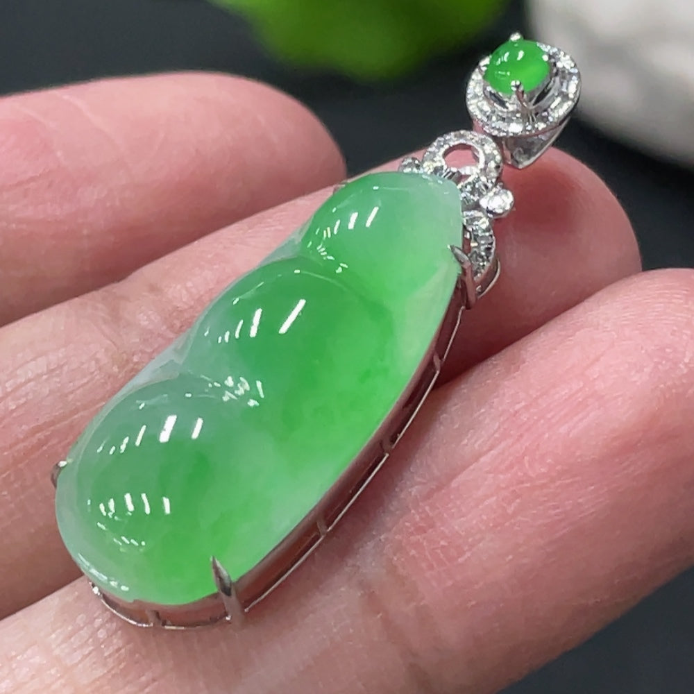 Jadeite Bean Pendant with 18K Gold and Diamond Accents, Total Weight Approx. 3.9g