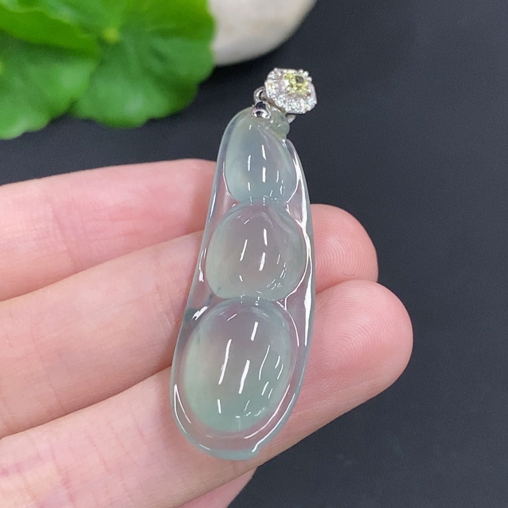 Jadeite bean pendant by HKHQ featuring 18K gold setting and colorless diamonds, totaling approximately 6.5g.
