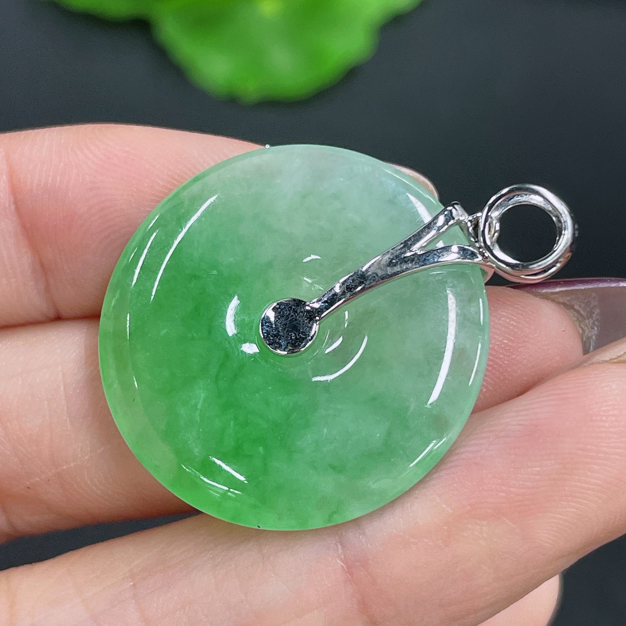 Jadeite Pendant Peace Knot 18K Gold Inlaid with Diamonds Total Weight Approx. 8.13g