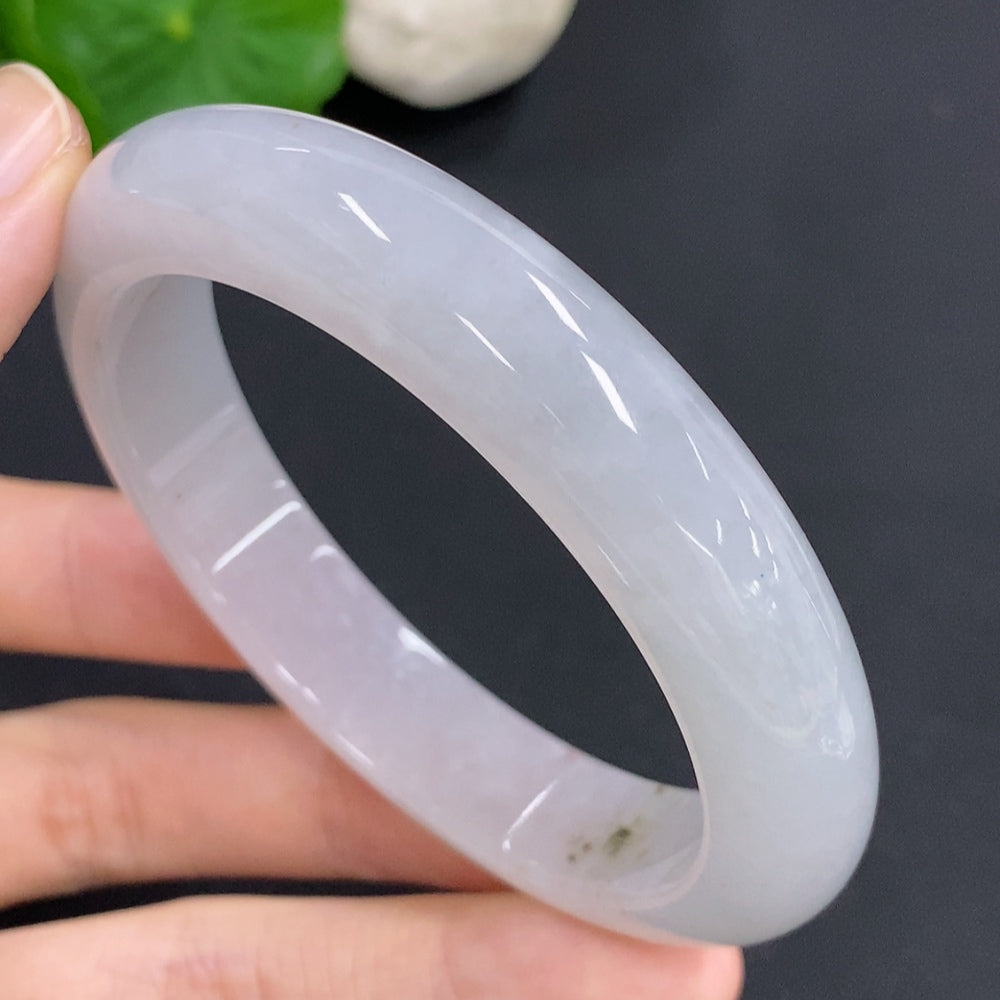 HKHQ jadeite round bangle in size 57.7 with a smooth, polished surface and a weight of 61 grams.
