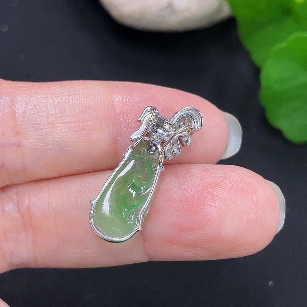 Jadeite Ruyi Inlaid Pendant 18K Gold Total Weight Approx. 2.44g