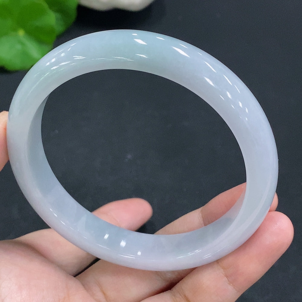 Huiliu Certified HKHQ jadeite round bracelet featuring smooth, polished green jade beads on an elastic string.