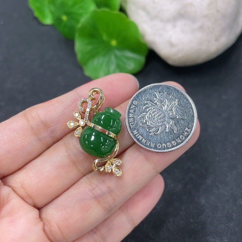 Jadeite Inlaid Calabash Pendant 18k with Diamond, Total Weight Approx. 5.43g