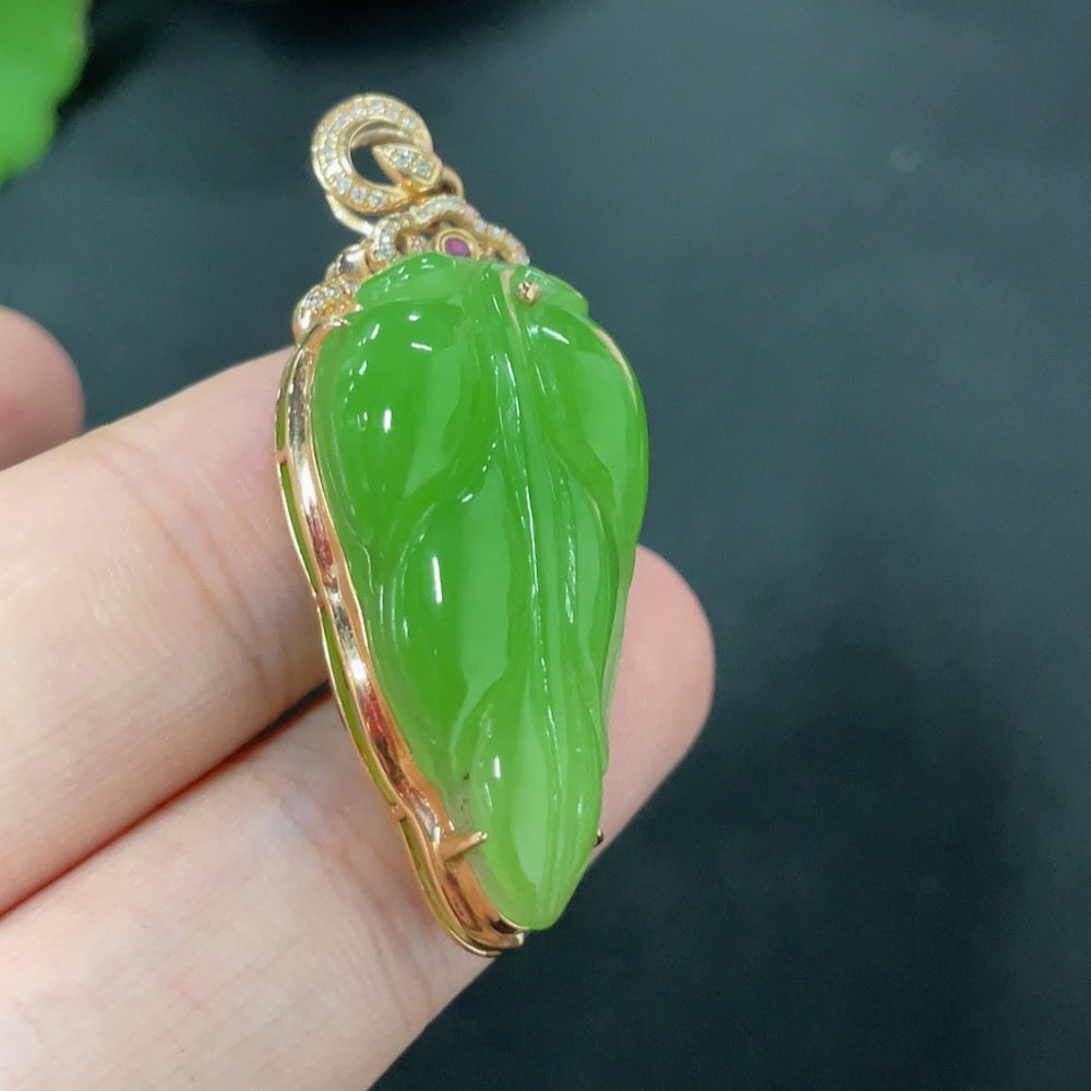 Hetian Jade Jasper Inlaid Pendant Leaf with Diamond (Colorless) 18K Gold Total Weight Approx. 4.5g