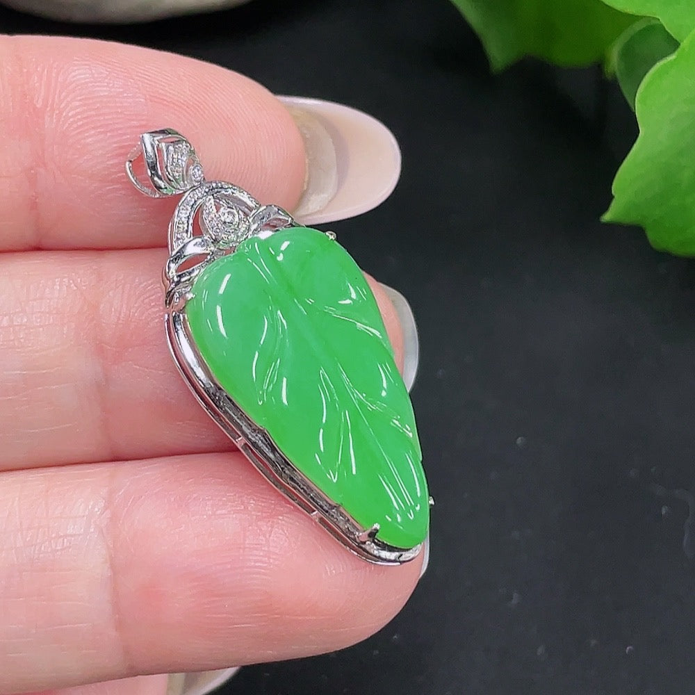 Jadeite Leaf Inlaid Pendant 18K Gold Total Weight Approx. 2.9g (with Diamond Accents)