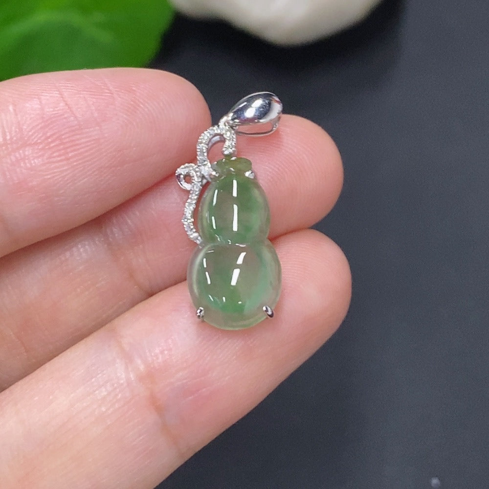 Jadeite Gourd Pendant with 18k Gold, Total Weight Approximately 1.2g, Set with Diamonds