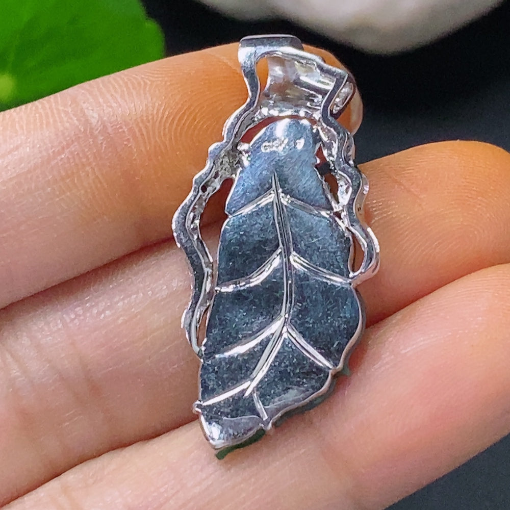 Jadeite Inlaid Leaf Pendant 18k Total Weight Approx. 5.13g