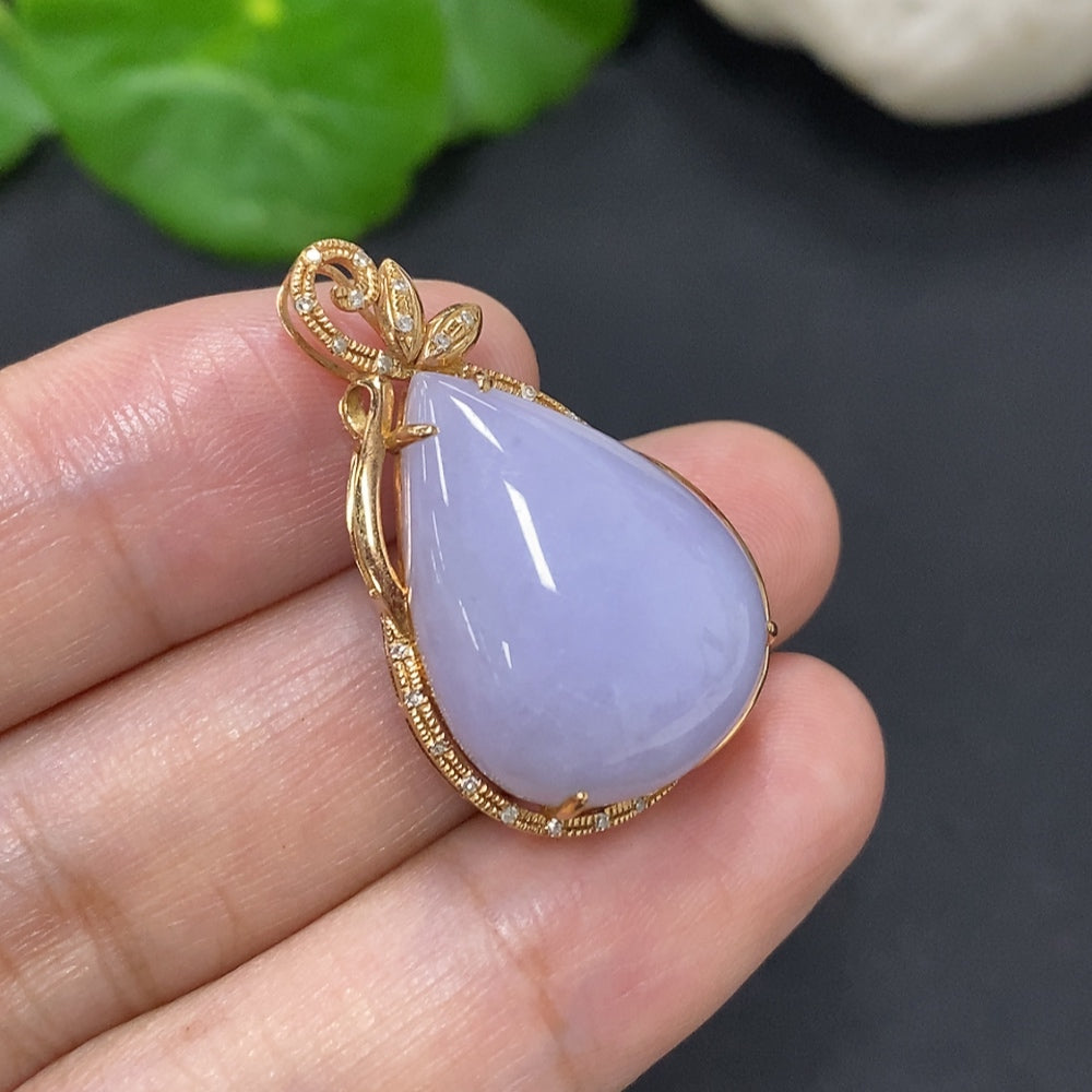 Jadeite inlaid pendant with 18K gold and diamond accents, featuring intricate jade design and a total weight of approx. 6g.