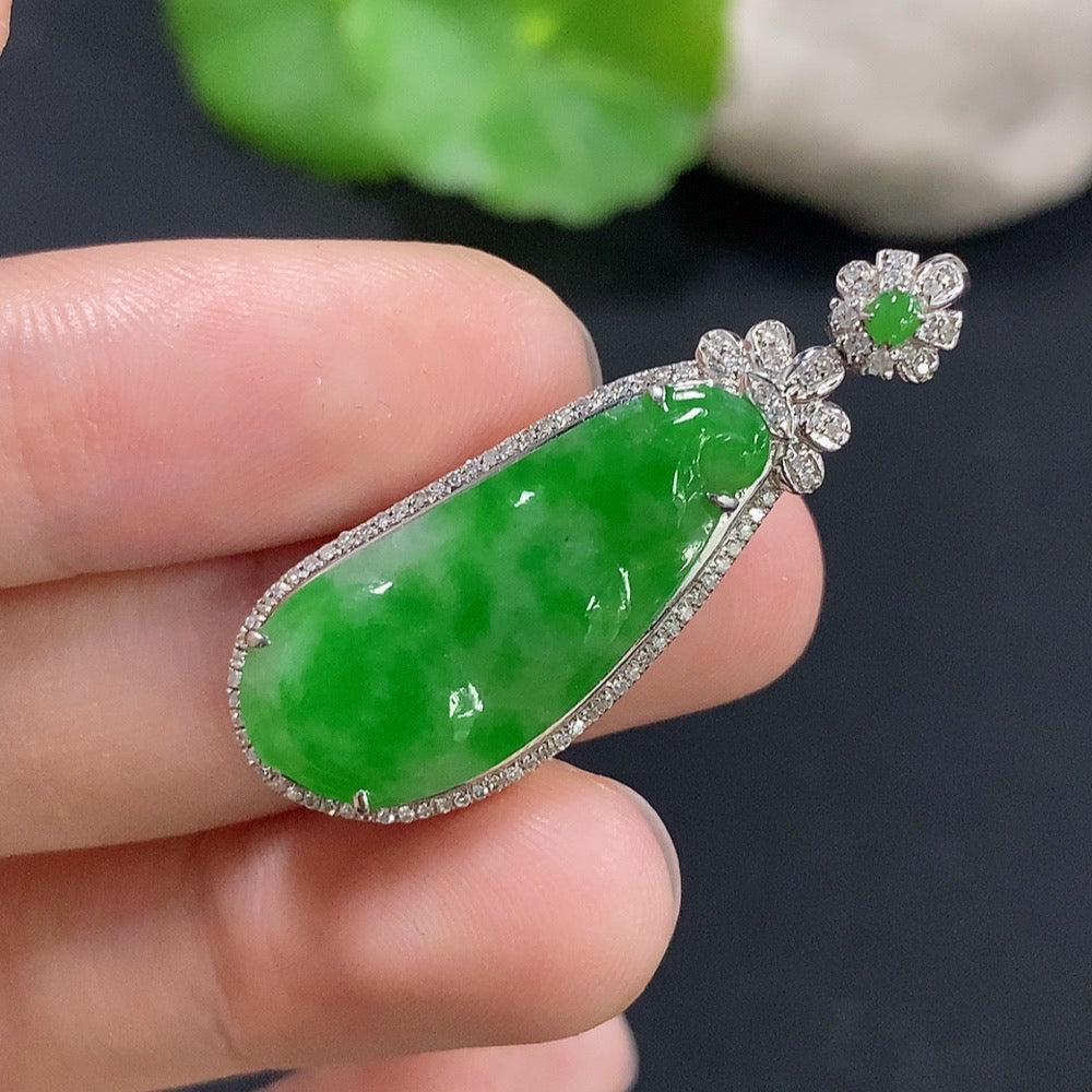 Jadeite bean inlay pendant with 18k gold and diamond accent, showcasing a polished jade gemstone, weighs approximately 4.1 grams.