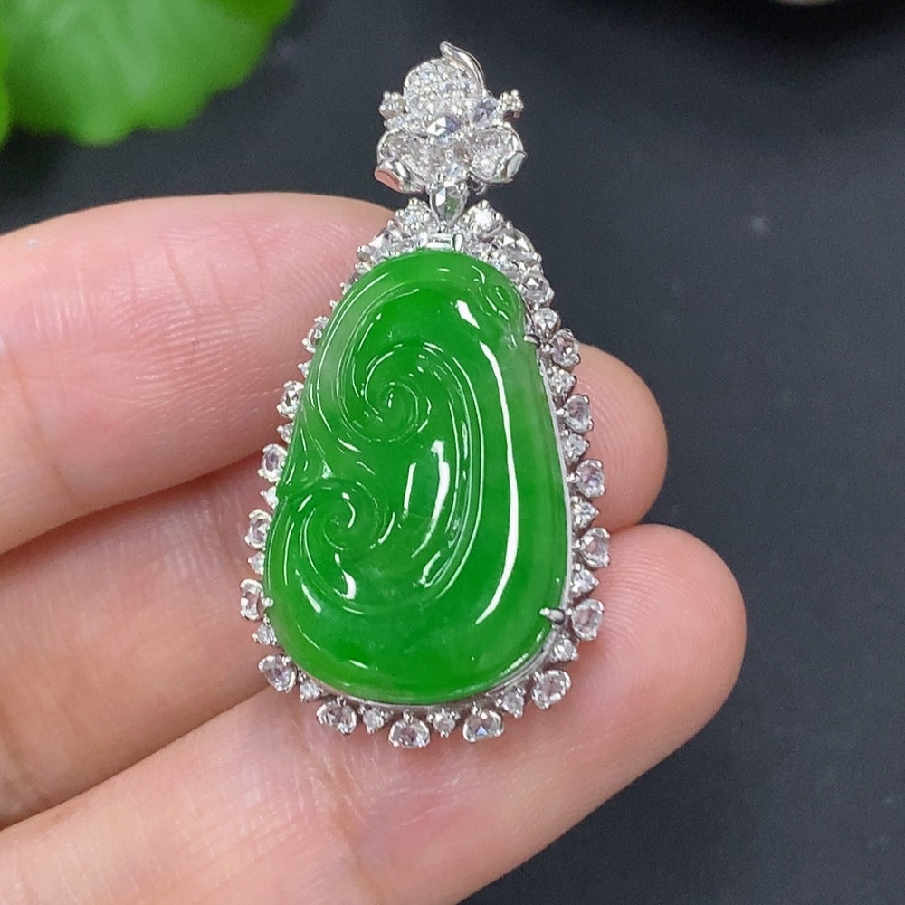 Jadeite Ruyi Pendant in 18K Gold (with Diamond Accents)