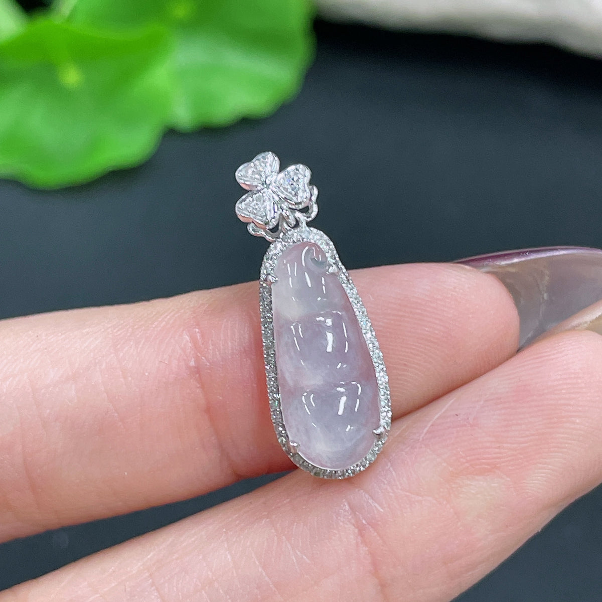 Jadeite pendant in bean shape with 18k gold inlay and diamond accents, weighing approximately 1.4g, designed by HKHQ.