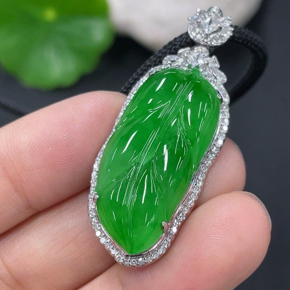 Jadeite inlaid leaf pendant, pendant 18k, the rest non-gold, diamond accents only on the main body (main body non-diamond quantity large 2 pieces small 2 pieces) total weight approx. including rope 15.6g