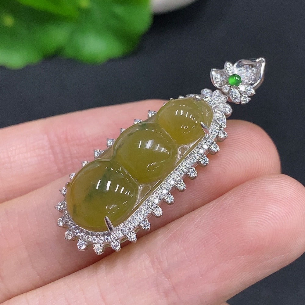 Jadeite Lucky Bean Pendant 18k Gold Total Weight Approx. 3.7g Color Origin Undetermined