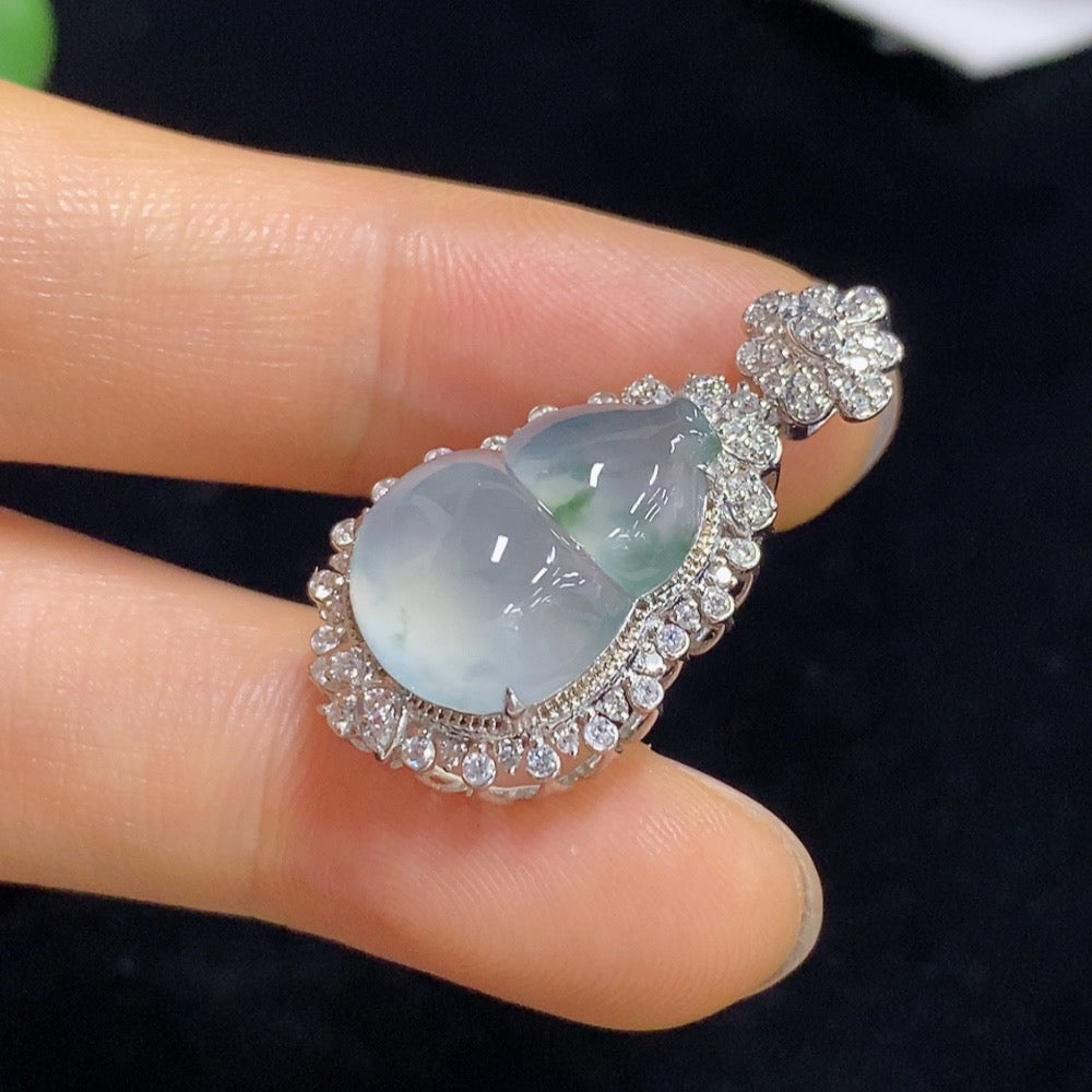 Jadeite Gourd Inlaid Pendant 18k with Diamond Accents, Total Weight Approximately 4.49g