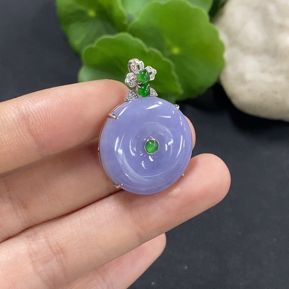 Jadeite Peace Knot Pendant in 18K Gold with Diamond Accents, Total Weight Approx. 5.4g