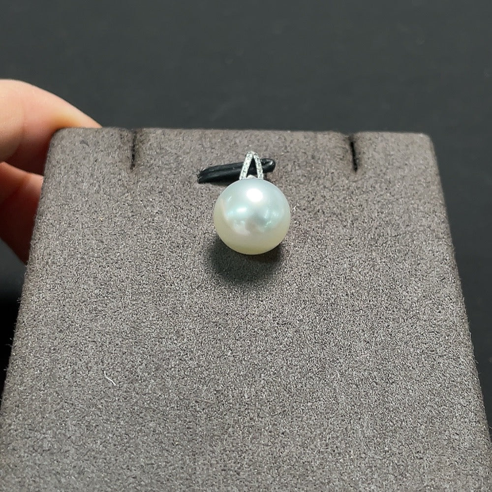HKHQ seawater pearl pendant in 18K gold with a 10.8mm pearl, non-diamond, total weight approx. 2.16g, elegant jewelry piece