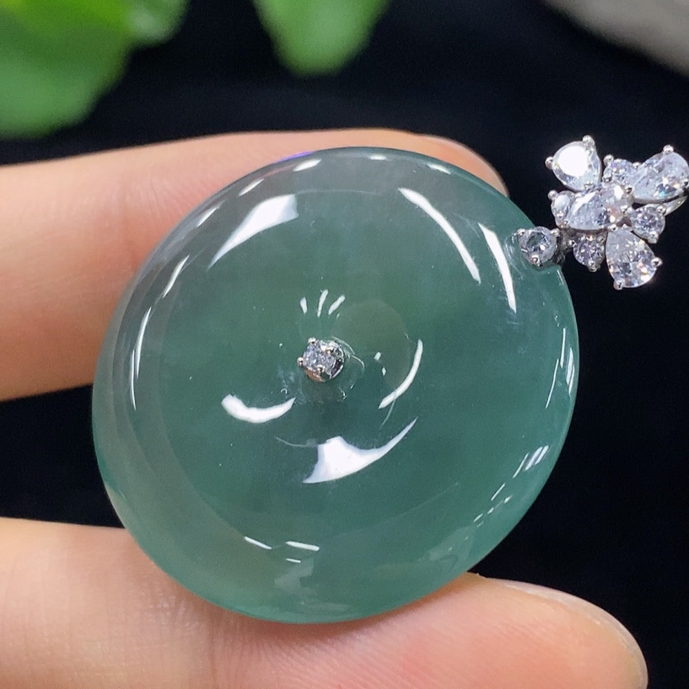Jadeite Pendant Peace Buckle with 18k Buckle Head, Non-Diamond, Total Weight Approx. 10.97g