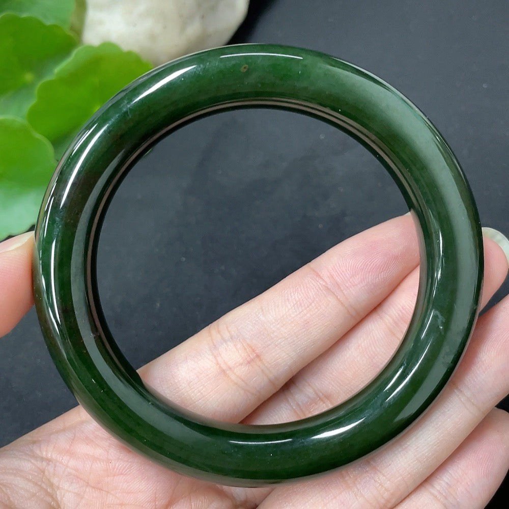 Green Hetian Jade round bangle from HKHQ, smooth polished jade with a size of 56.7mm and weight of 58.8g.