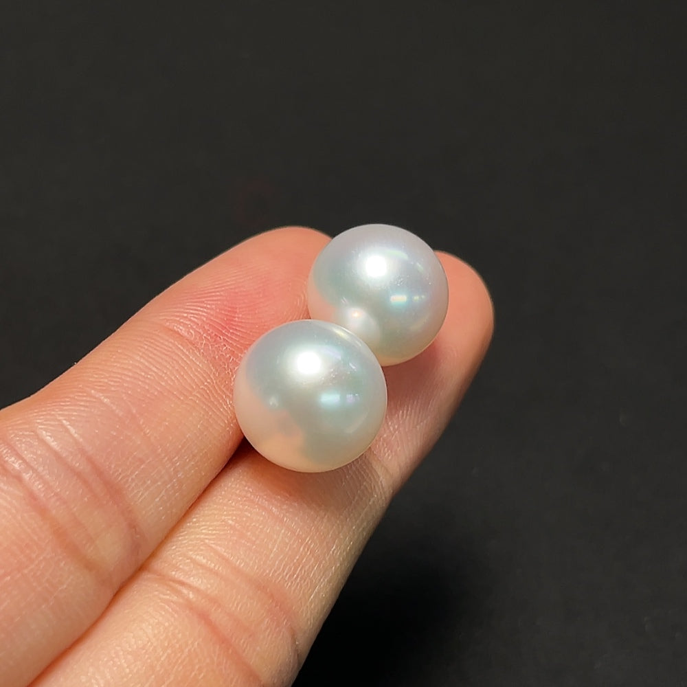HKHQ saltwater pearl earrings with 18K gold setting, featuring elegant pearl drops and sleek gold hooks.