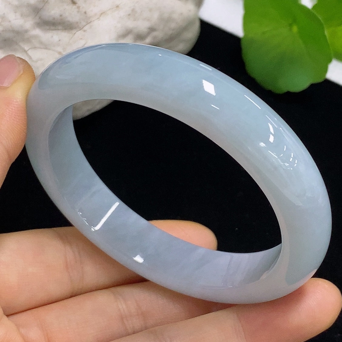 HKHQ jadeite round bangle in size 56.7, weighing 61.15g, featuring smooth, polished jadeite with a glossy finish.